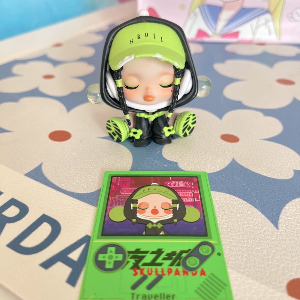 Pop mart skullpanda city of night series-traveller